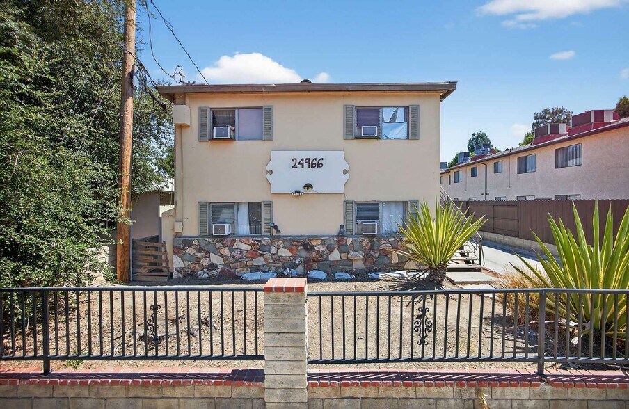 24966 Walnut St, Newhall, CA à vendre - Photo de l’immeuble – Image 1 sur 10