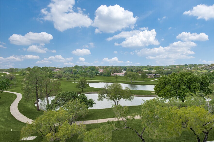 300 Decker Dr, Irving, TX à louer - Photo de l’immeuble – Image 2 sur 12