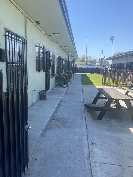 15412 S Atlantic Ave, Compton, CA à vendre - Photo de l’immeuble – Image 3 sur 13