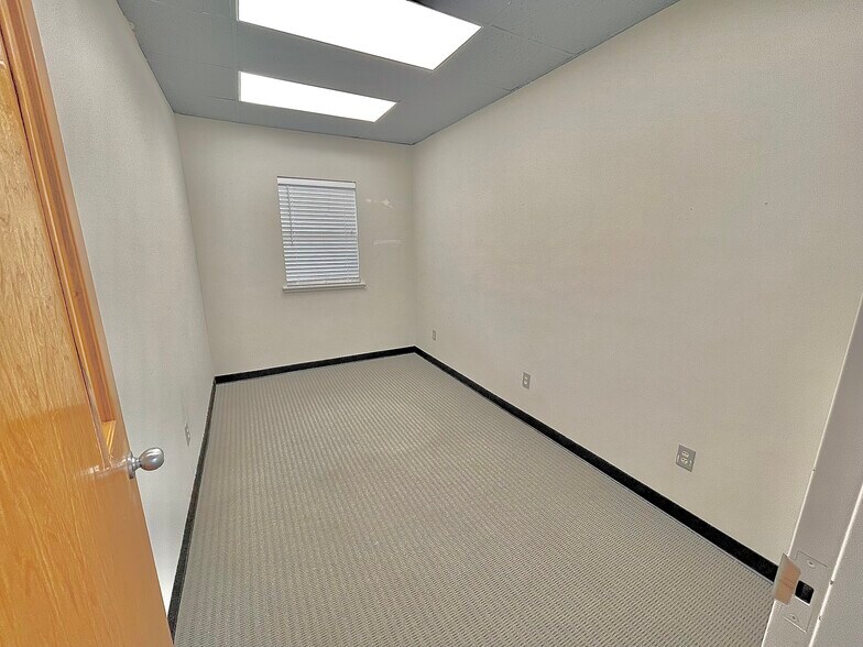 909 E Rolling Hills Dr, Fayetteville, AR à louer - Photo de l’immeuble – Image 3 sur 11