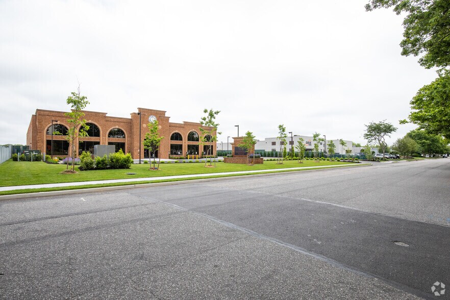 175 Knickerbocker Ave, Bohemia, NY à louer - Photo de l’immeuble – Image 3 sur 11