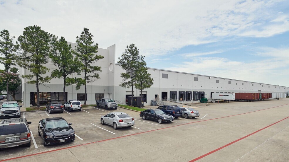 10735 W Little York Rd, Houston, TX à louer - Photo de l’immeuble – Image 2 sur 8