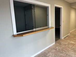 604 Old Liverpool Rd, Liverpool, NY à louer Photo intérieure– Image 1 sur 4