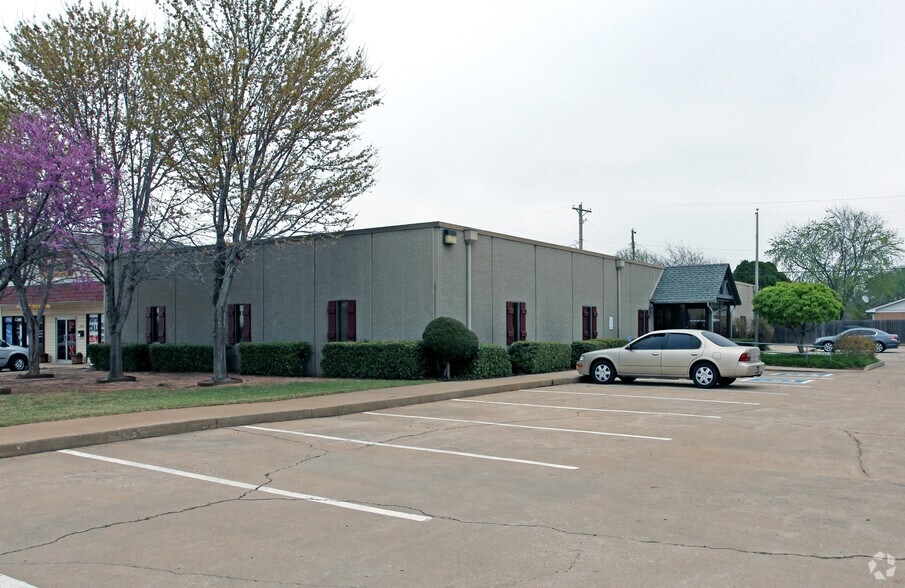2110-2120 S Broadway, Edmond, OK à louer - Photo principale – Image 1 sur 20