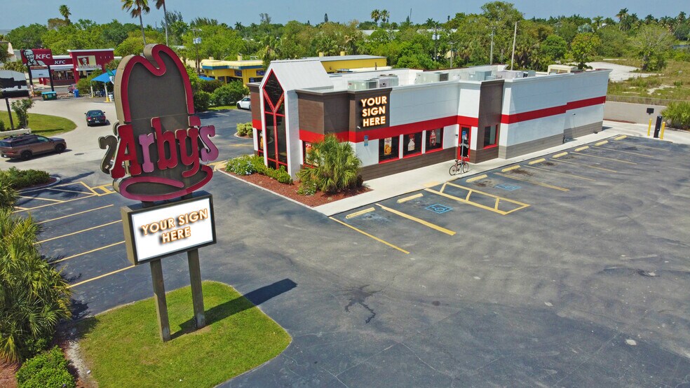 13050 N Cleveland Ave, North Fort Myers, FL à louer - Photo de l’immeuble – Image 2 sur 6