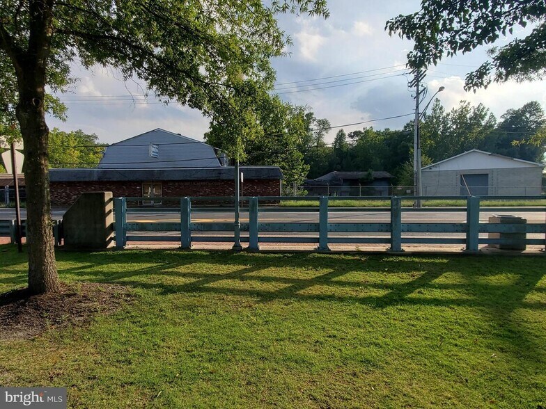 214 Lakehurst Rd, Browns Mills, NJ à vendre - Photo de l’immeuble – Image 2 sur 10