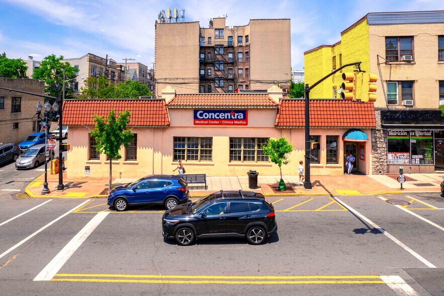 6701 Bergenline Ave, West New York, NJ à vendre - Photo de l’immeuble – Image 2 sur 14