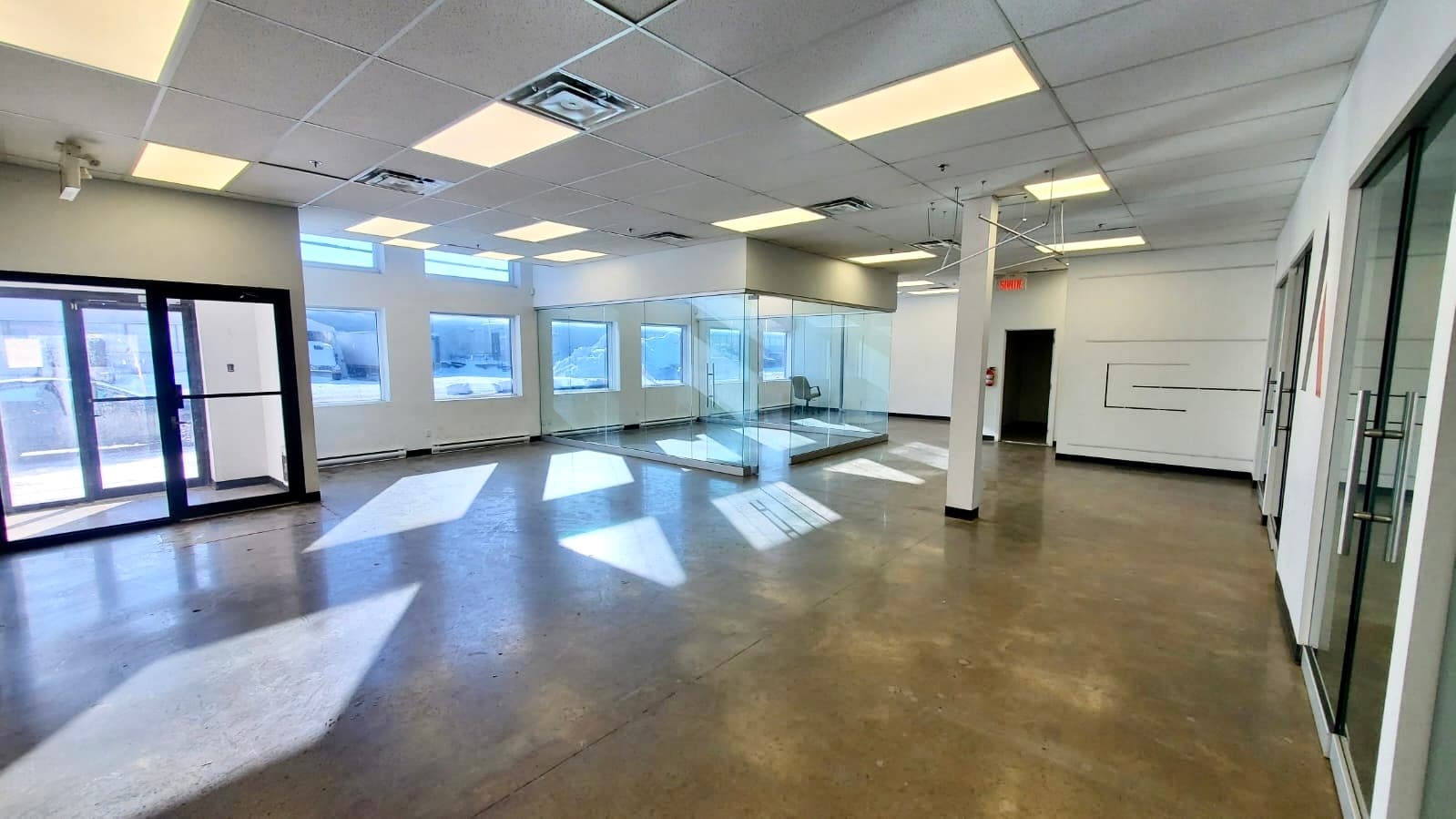 5579-5581 Rue Paré, Mt Royal, QC à louer Photo intérieure– Image 1 sur 8