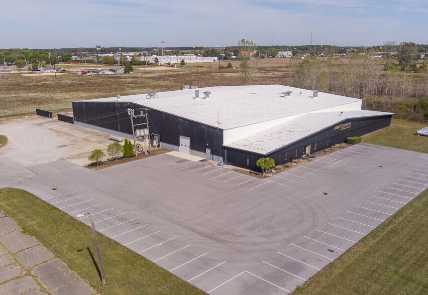 851 Industrial Dr, Wapakoneta, OH à louer - Photo de l’immeuble – Image 1 sur 1