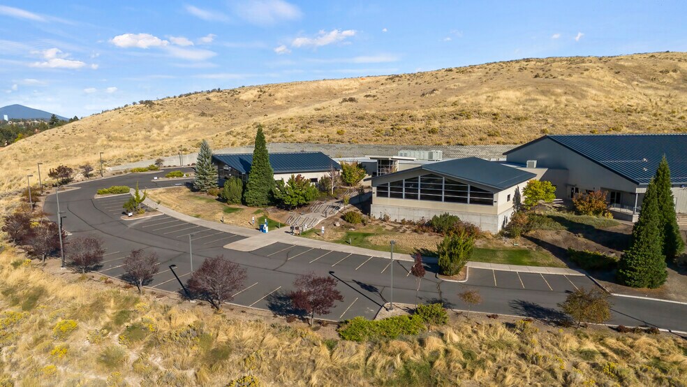 2701 Foothills Blvd, Klamath Falls, OR à louer - Photo principale – Image 1 sur 6