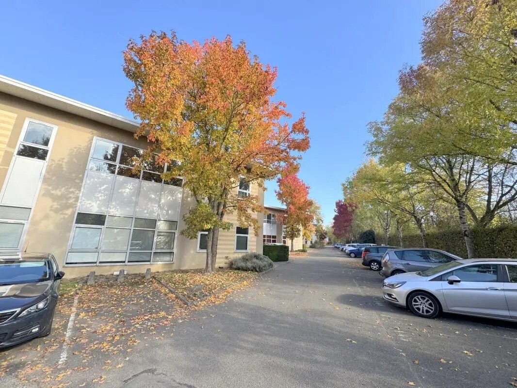 Local d’activités dans Voisins-le-Bretonneux à louer Photo de l’immeuble– Image 1 sur 23