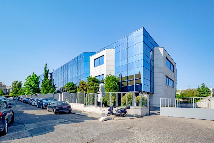 Bureau dans Las Rozas de Madrid, Madrid à louer - Photo de l’immeuble – Image 3 sur 8