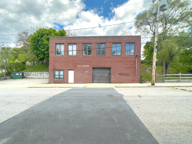 325 Illinois St, Central Falls, RI à vendre - Photo de l’immeuble – Image 1 sur 27