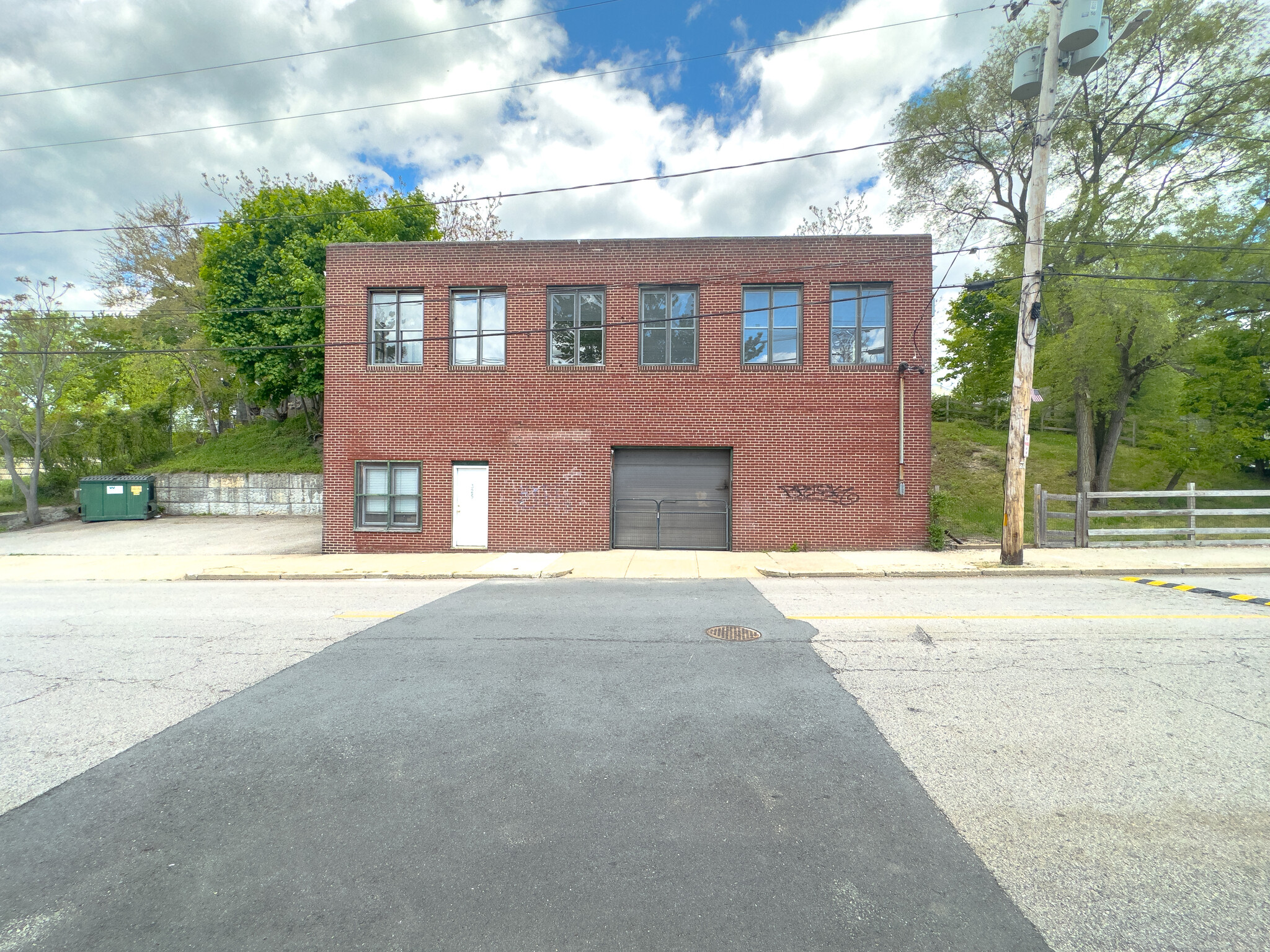 325 Illinois St, Central Falls, RI à vendre Photo de l’immeuble– Image 1 sur 28