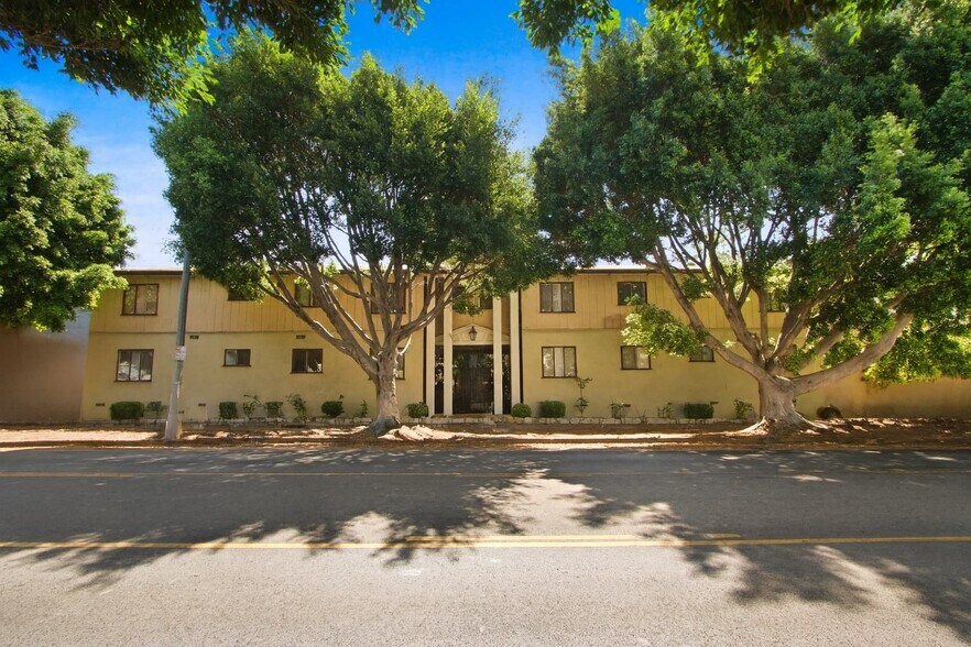 1118 S Fairfax Ave, Los Angeles, CA à vendre - Photo de l’immeuble – Image 1 sur 20