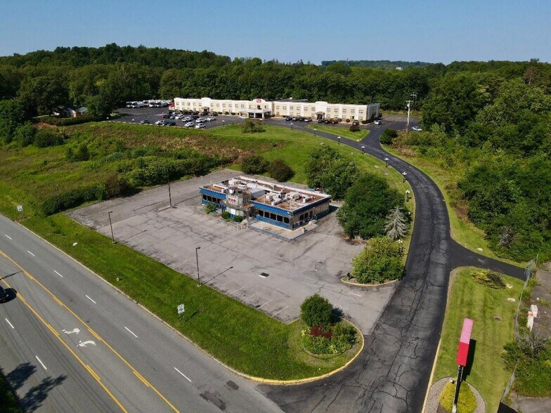 909 Union Ave, New Windsor Township, NY à louer - Photo de l’immeuble – Image 3 sur 10