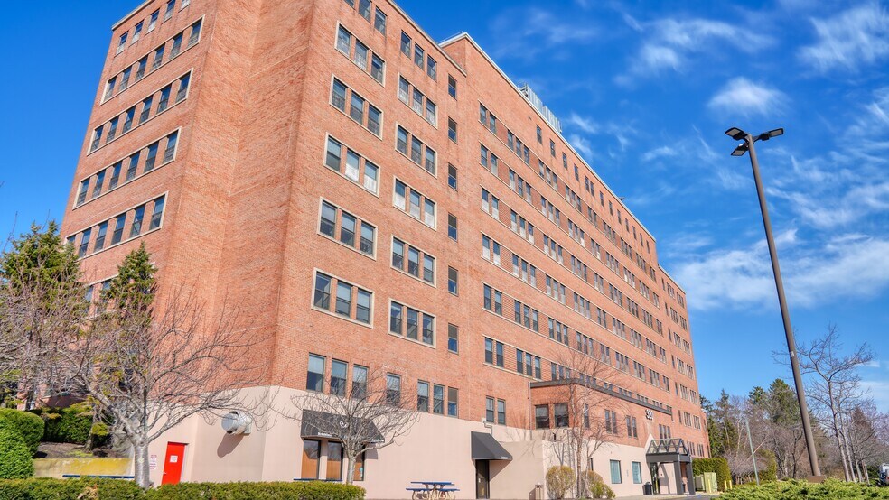 320 Carleton Ave, Central Islip, NY à louer - Photo de l’immeuble – Image 1 sur 5