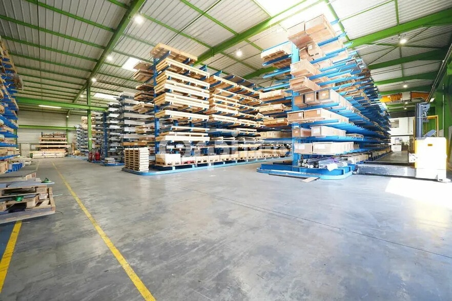 Local d'activités dans Chassieu à vendre - Photo de l’immeuble – Image 3 sur 12
