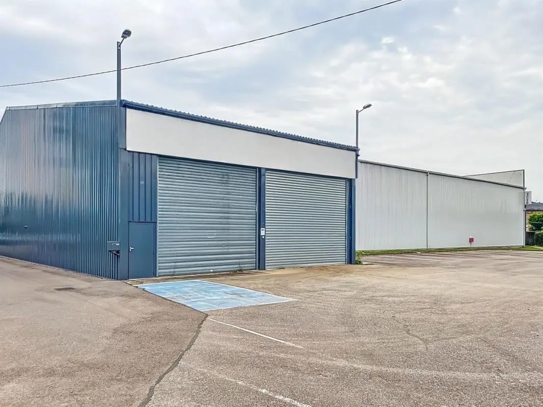 Industriel/Logistique dans La Saussaye à vendre Photo de l’immeuble– Image 1 sur 5