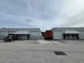 2696 NW 31st Ave, Lauderdale Lakes, FL à louer Photo de l’immeuble– Image 1 sur 8