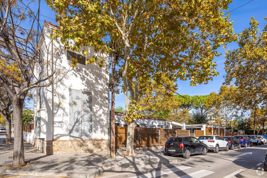 Local commercial dans Castelldefels, Barcelona à vendre - Photo de l’immeuble – Image 3 sur 8