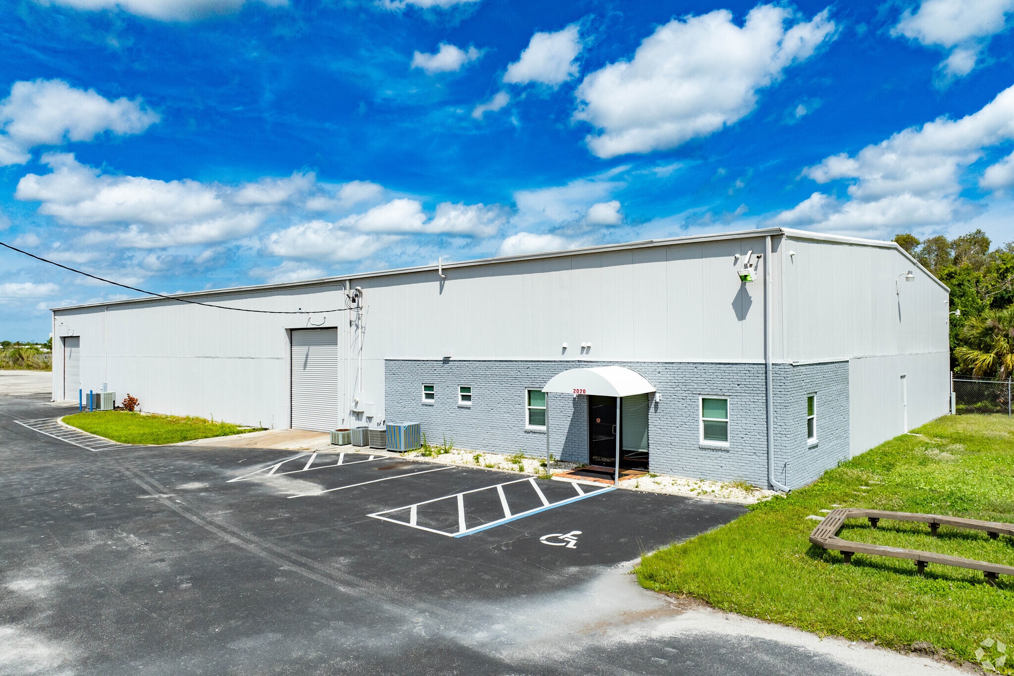 2020 Ortiz Ave, Fort Myers, FL à louer Photo principale– Image 1 sur 13