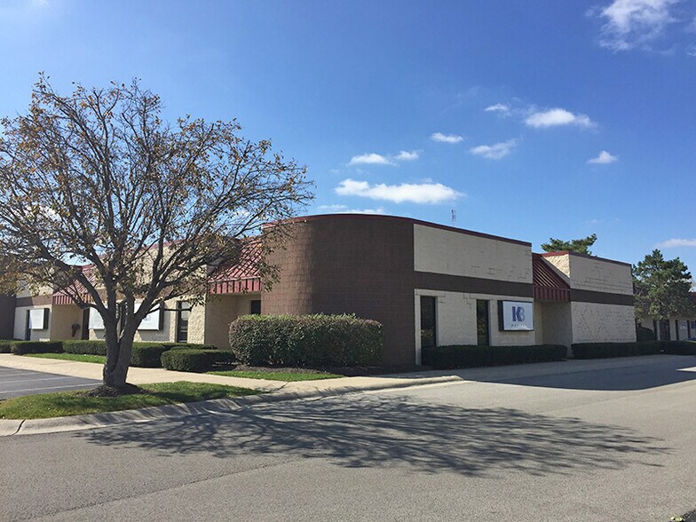 8455 Castlewood Dr, Indianapolis, IN à louer - Photo de l’immeuble – Image 2 sur 12
