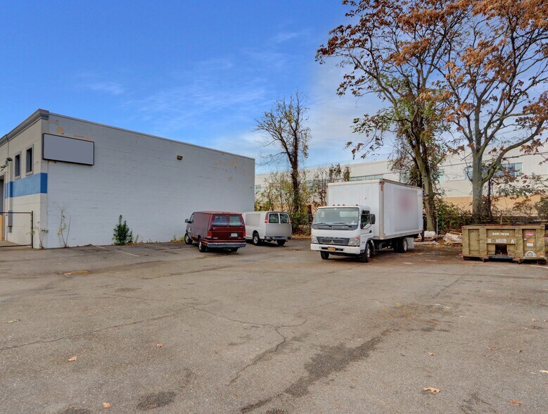 665 Commercial Ave, Garden City, NY à vendre - Photo de l’immeuble – Image 3 sur 19