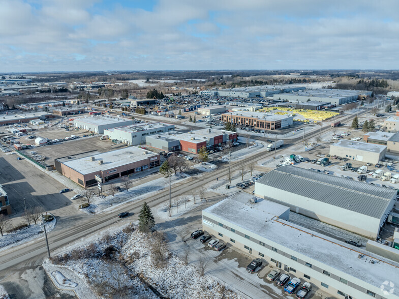 42 Arrow Rd, Guelph, ON à louer - Aérien – Image 2 sur 5