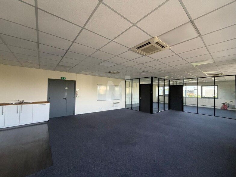 Bureau dans Villebon-sur-Yvette à louer - Photo de l’immeuble – Image 3 sur 16