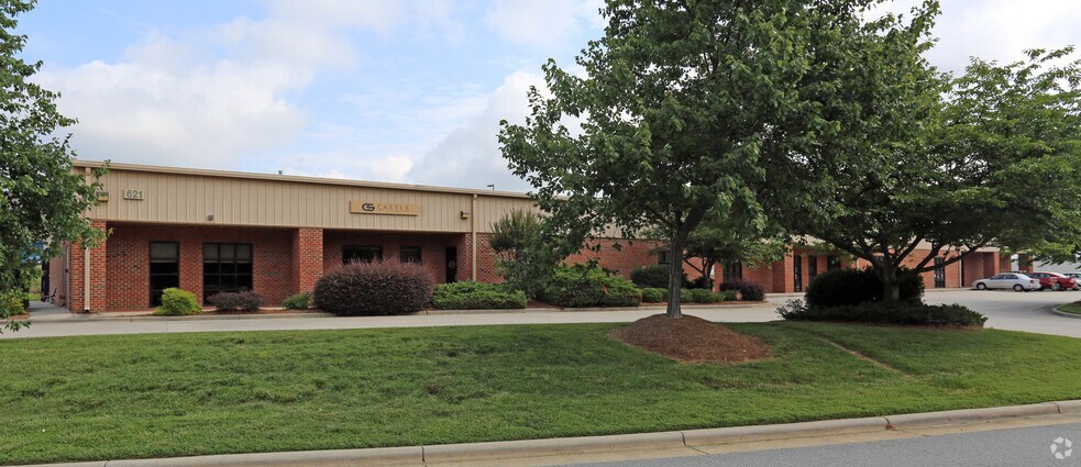 621 Indeneer Dr, Kernersville, NC à louer - Photo de l’immeuble – Image 2 sur 5