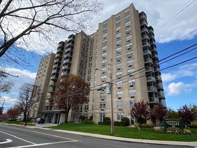 1 Strawberry Hill Ct, Stamford, CT à vendre - Photo de l’immeuble – Image 2 sur 8