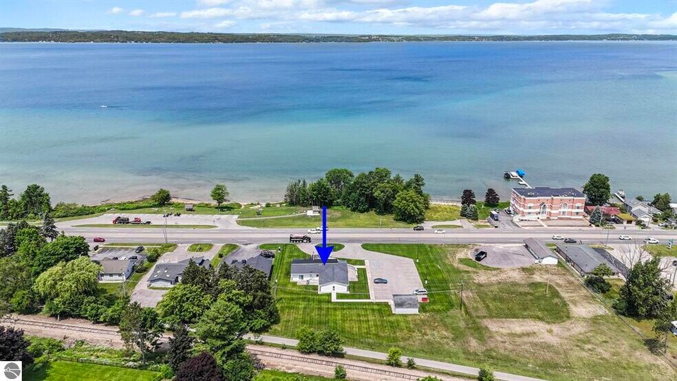 5168 US-31, Traverse City, MI à vendre - Photo de l’immeuble – Image 2 sur 24