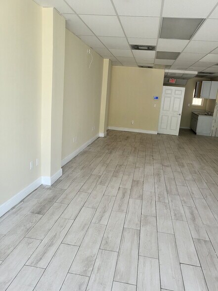 16978-16990 NE 19th Ave, North Miami Beach, FL à louer - Photo de l’immeuble – Image 3 sur 16