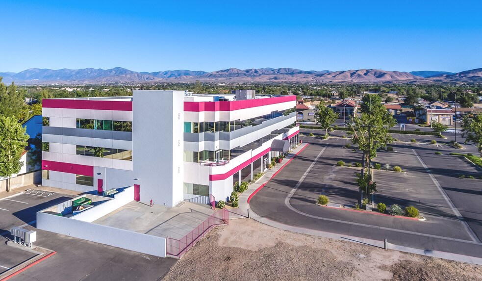 1529 E Palmdale Blvd, Palmdale, CA à vendre - Photo de l’immeuble – Image 2 sur 17