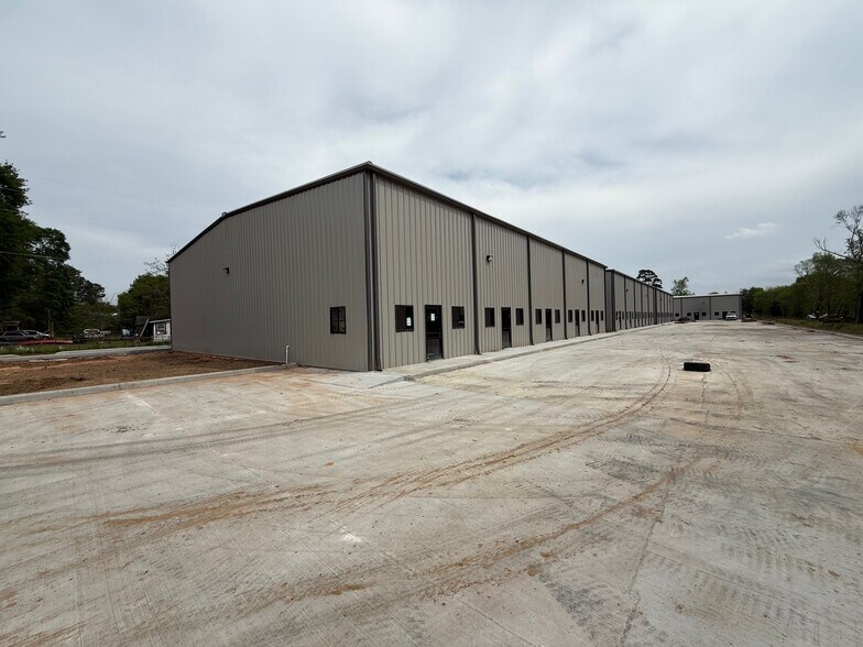 837 Santa Fe St, Conroe, TX à louer - Photo de l’immeuble – Image 1 sur 7