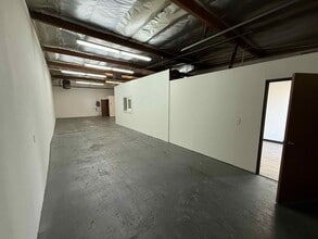 21610 Lassen St, Chatsworth, CA à louer Photo intérieure– Image 2 sur 4