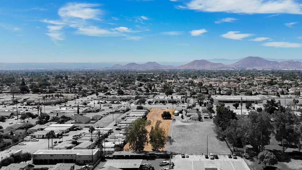 17630 Foothill Blvd, Fontana, CA à vendre - Photo de l’immeuble – Image 2 sur 11
