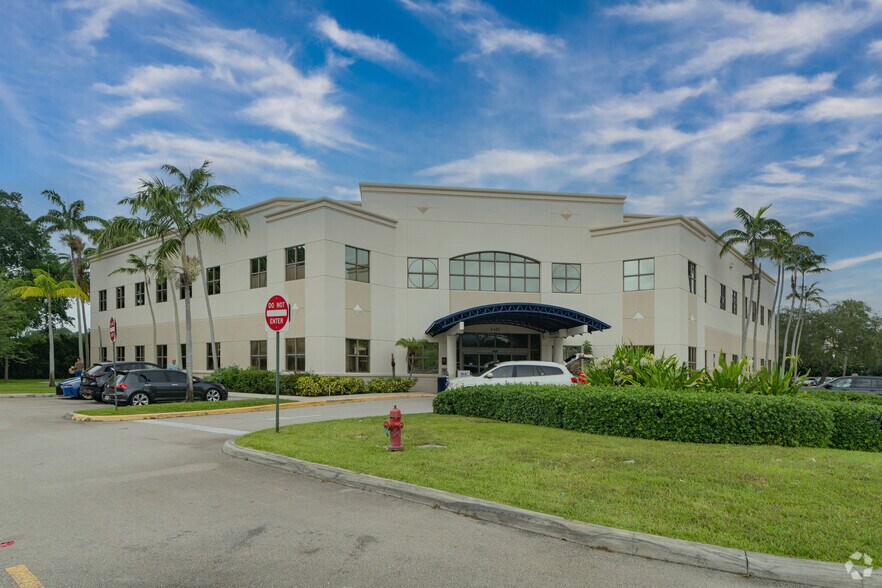 5401 S Congress Ave, Atlantis, FL à louer - Photo principale – Image 2 sur 11