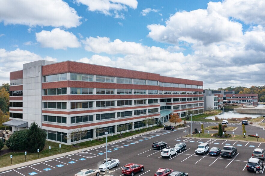 4241 Irwin Simpson Rd, Mason, OH à louer - Photo de l’immeuble – Image 2 sur 4