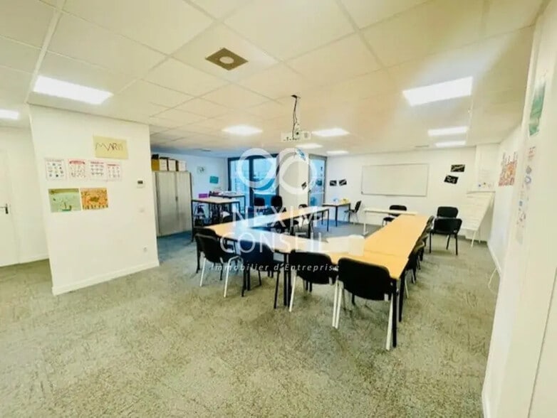 Bureau dans Clichy à louer - Photo de l’immeuble – Image 1 sur 7
