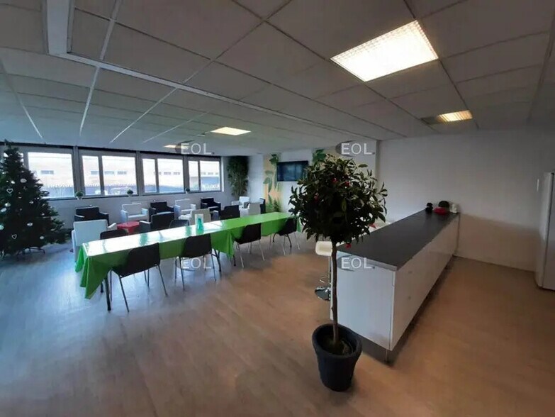 Bureau dans Vitry-sur-Seine à vendre - Photo de l’immeuble – Image 2 sur 6