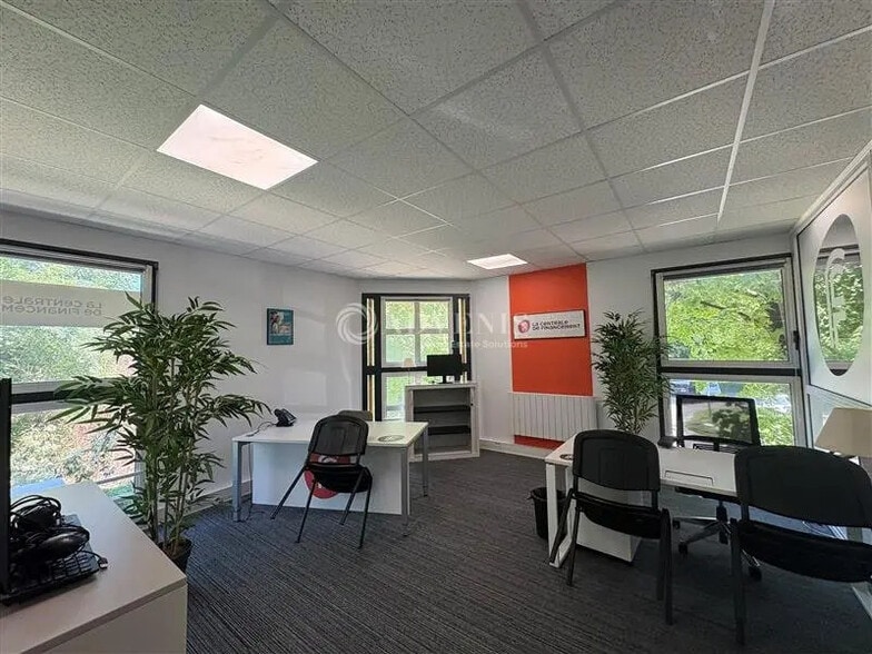 Bureau dans Montigny-le-Bretonneux à louer - Photo intérieure – Image 1 sur 3