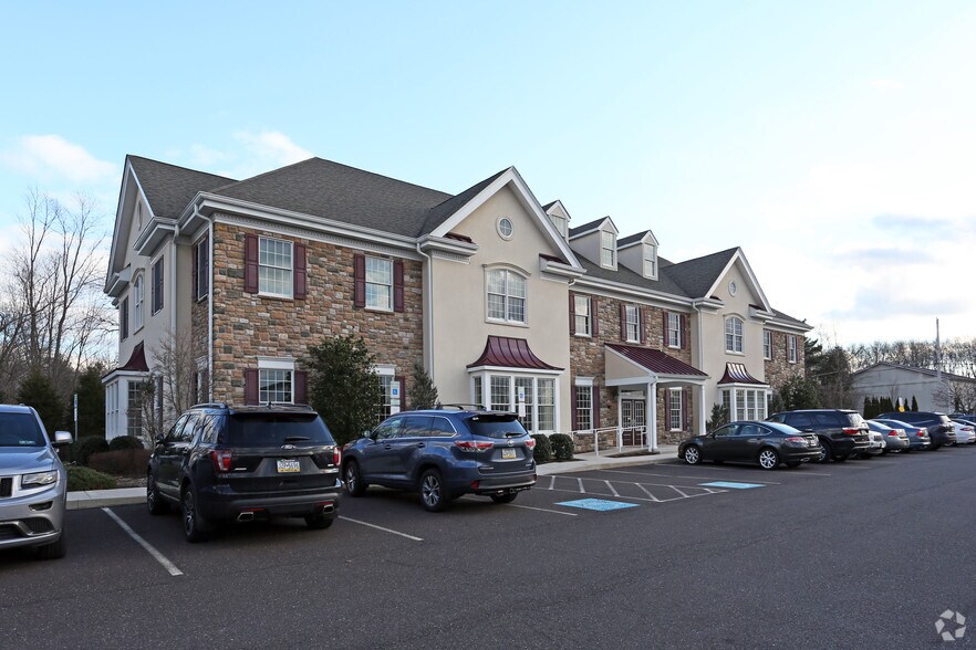 105 Montgomery Ave, Montgomeryville, PA à vendre - Photo de l’immeuble – Image 2 sur 4