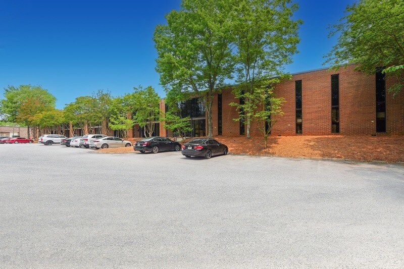 2137 Flintstone Dr, Tucker, GA à louer - Photo de l’immeuble – Image 3 sur 10