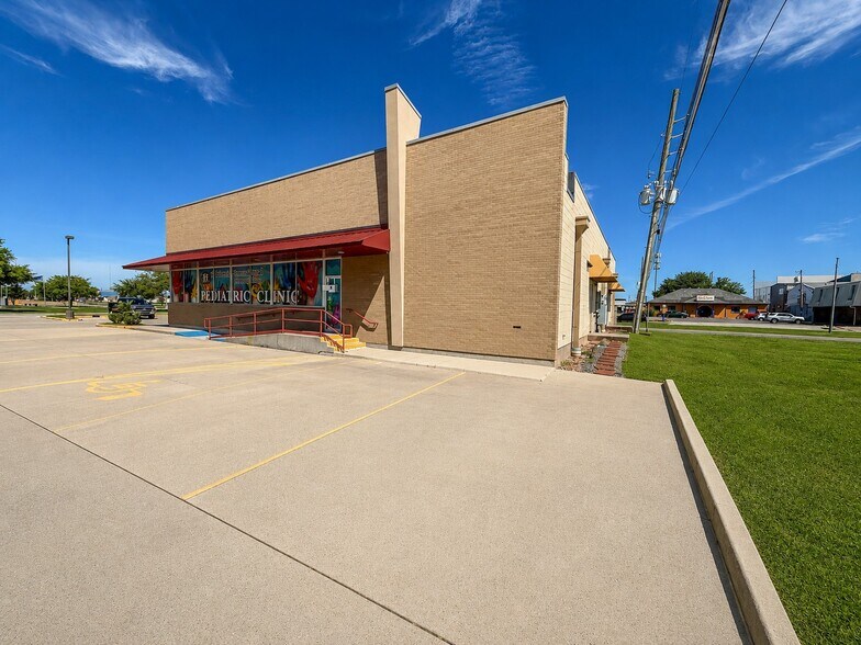 8250 W Judge Perez Dr, Chalmette, LA à vendre - Photo de l’immeuble – Image 2 sur 9
