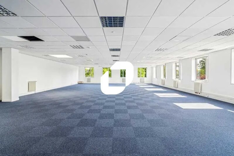 Local d’activités dans Villepinte à louer - Photo de l’immeuble – Image 2 sur 14