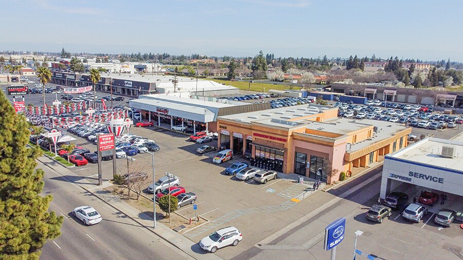 5262 N Blackstone Ave, Fresno, CA à vendre - Photo de l’immeuble – Image 1 sur 20