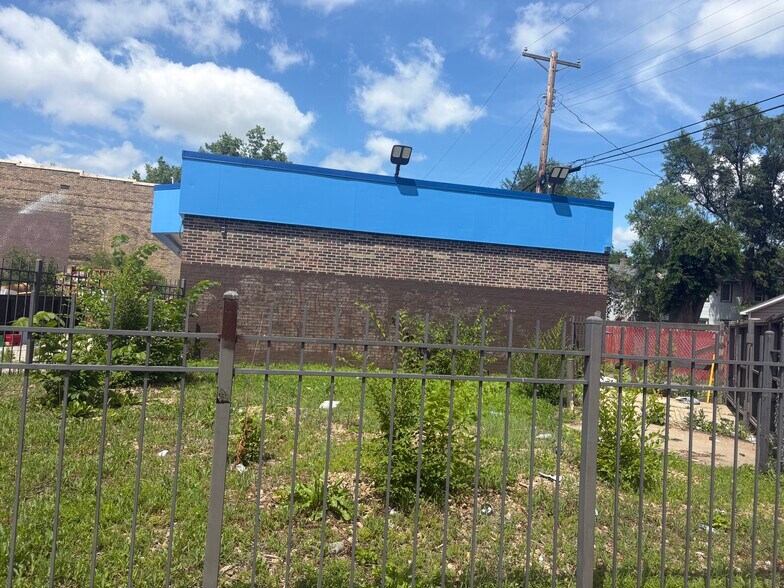 2445 Bloomington Ave, Minneapolis, MN à vendre - Photo de l’immeuble – Image 2 sur 3