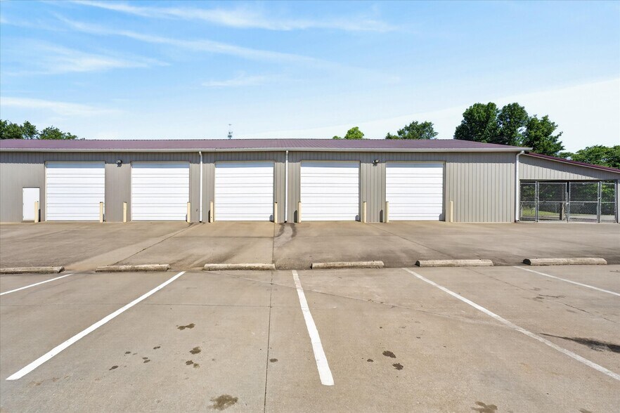 141 Corporate Dr, Clarksville, TN à louer - Photo de l’immeuble – Image 3 sur 7